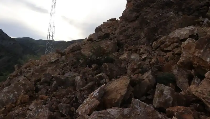 Erzurum'da Heyelan Sonrası Dev Kayalar Yolu Ulaşıma Kapandı