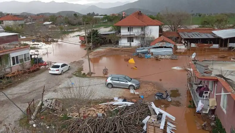 Burdur’da Şiddetli Yağışlar Yaşamı Olumsuz Etkiledi: Evler ve Ahırlar Sular Altında Kaldı