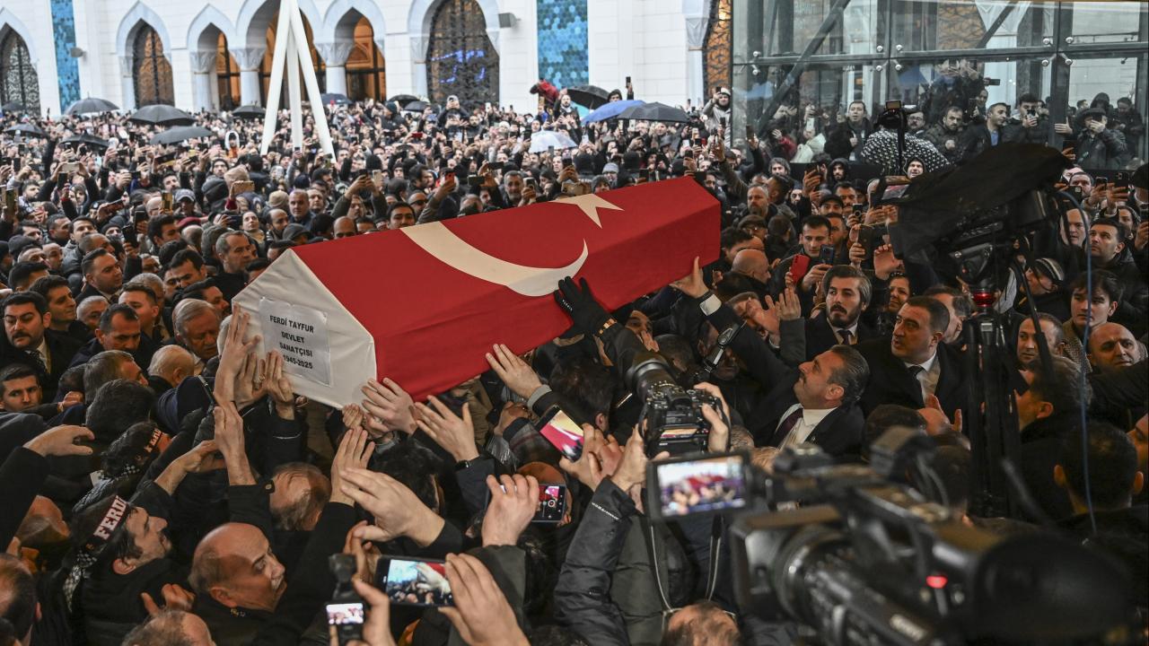 Ünlü Sanatçı Ferdi Tayfur'un Cenazesi Törenle Uğurlandı