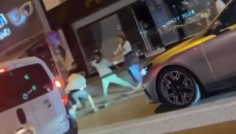 Cadde Boks Ringine Dönüştü: Yumruklar Havada Uçuşuyor!
