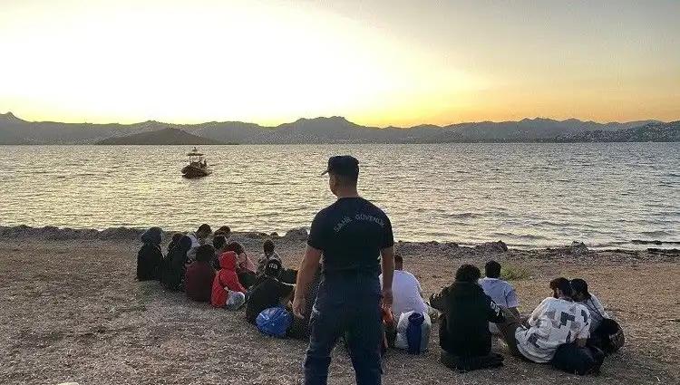 Bodrum'da 20 Düzensiz Göçmen Yakalandı: Yeni Bir İnsan Kaçakçılığı Ağı mı Ortaya Çıkıyor?
