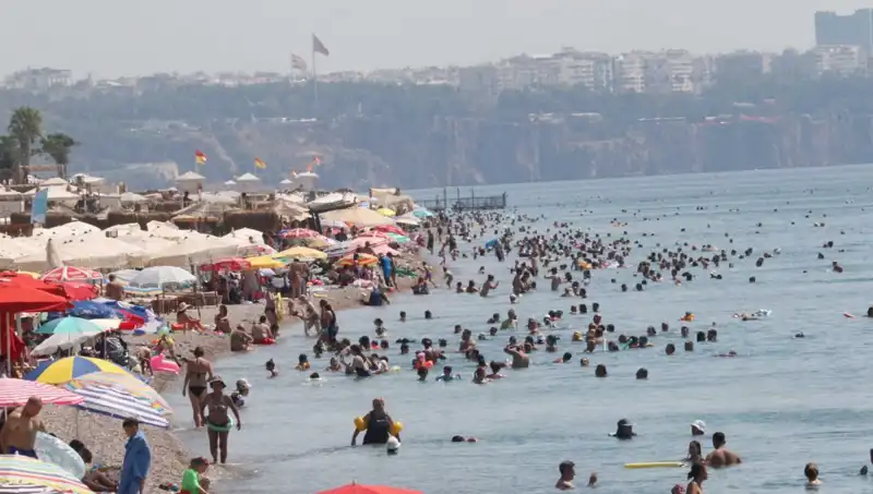Antalya'da Sıcak Denizin Keyfini Çıkarın: Yaz Sıcaklığı Devam Ediyor!