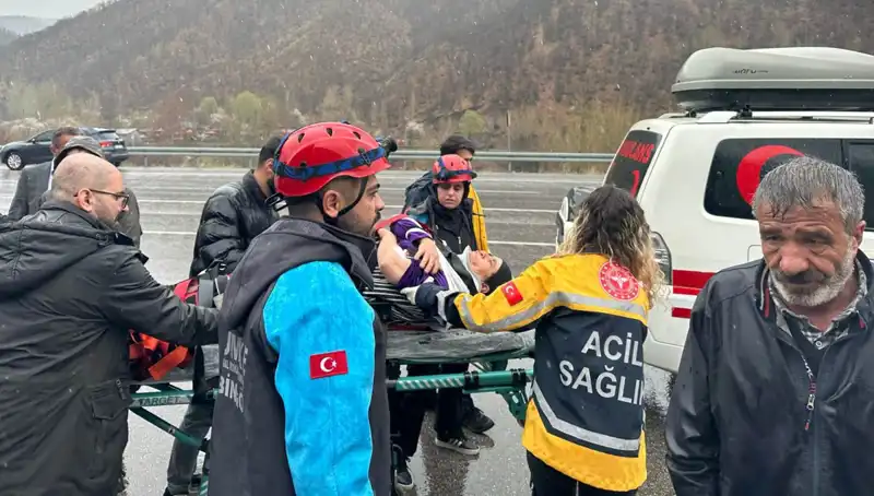 Otomobil İstinat Duvarına Çarptı: 5 Kişi Yaralandı, İşte Olayın Detayları
