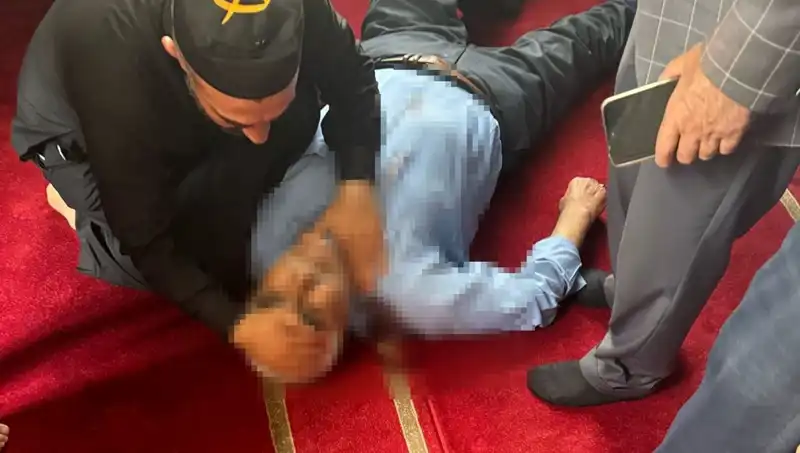 Camide Namaz Kılarken Bıçaklı Saldırı: Olayın Detayları ve Tepkiler