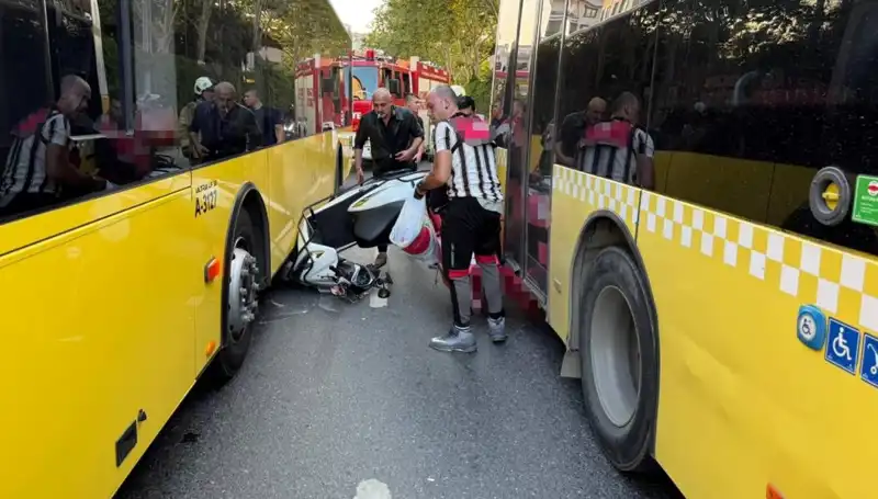 Motosiklet İETT Otobüslerinin Arasında Sıkıştı: O Anlar Güvenlik Kamerasında