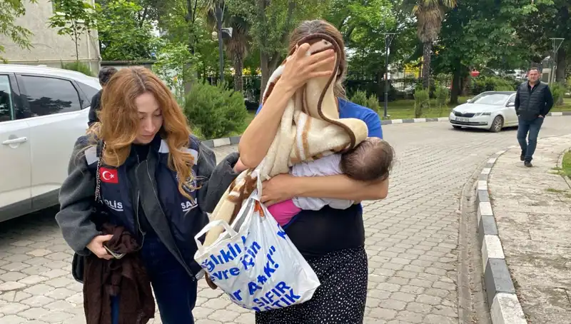 : Evlerden Hırsızlık Yapan Kadın, Güvenlik Kameraları Sayesinde Yakalandı!