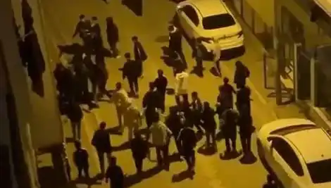 Esenyurt’ta Sopalı Saldırı: Mahallede Gençler Arasında Çıkan Kavga Ortalığı Karıştırdı