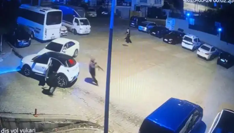 Kağıthane'de Kalaşnikoflu Saldırı Dehşeti: Maskeli Tüfekli Çete Sokakları Kana Buladı