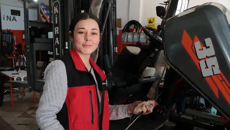 Sanayinin Tek Kadın Çalışanı Melike Hanım: Forklift Servisinde Çıraklık Hikayesi
