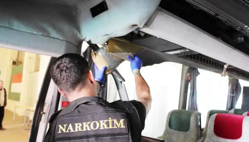 Sınırdan Geçen Otobüsten Çıkan 77 Kilo Uyuşturucu Şok Etti!