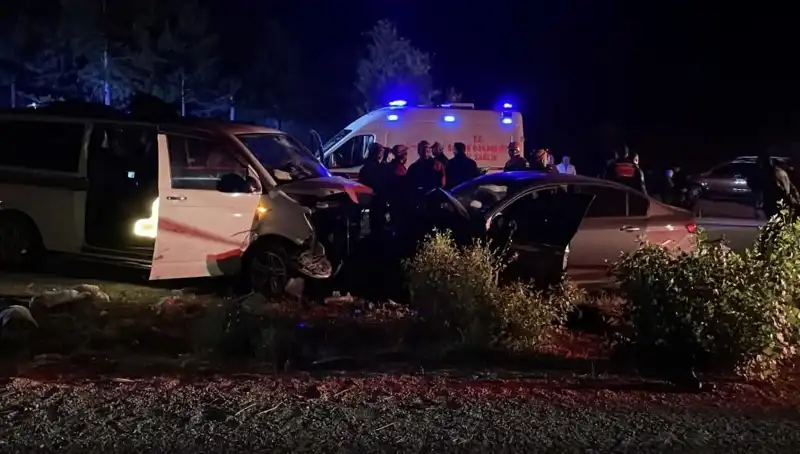 Ters Yön Faciası: Araçlar Kafa Kafaya Çarpıştı, Can Kayıpları Var!