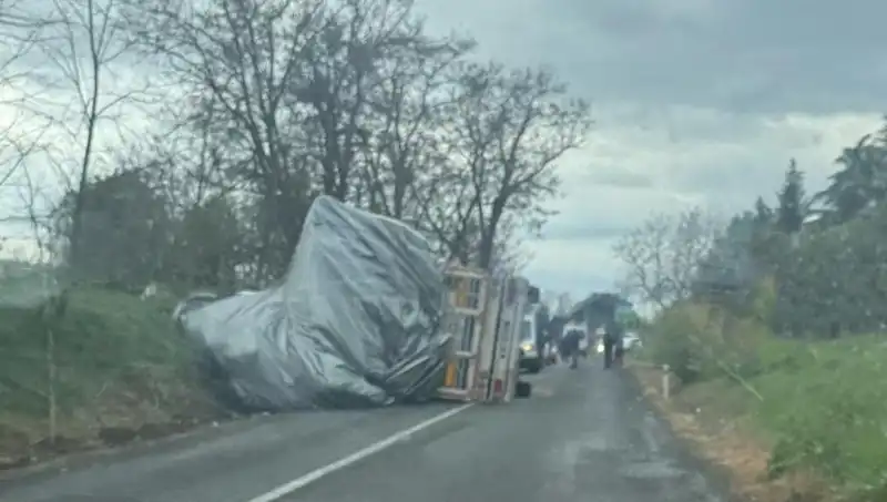 Tekirdağ'da Saman Yüklü TIR Devrildi: Yola Çıkan Trajik Kaza