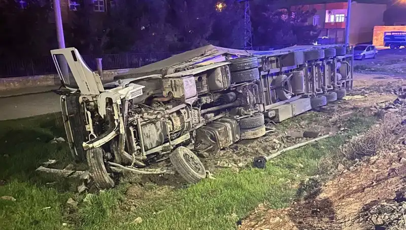 TIR'ın Devrilmesi Sonucu 6 Kişi Yaralandı: Kazanın Ayrıntıları ve Sonuçları