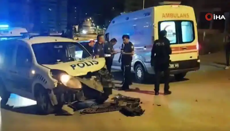 Ankara'da Trafik Kazası: Hafif Ticari Araç Polis Aracıyla Çarpıştı