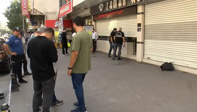 Güpegündüz Cadde Ortasında Kuyumcu Soyma Girişimi: Güvenlik Kameralarında Dehşet Anları