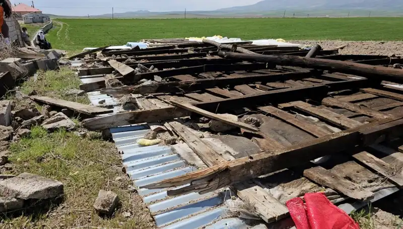 Bitlis’te Şiddetli Fırtına Hayatı Olumsuz Etkiledi, Çatılar Uçtu