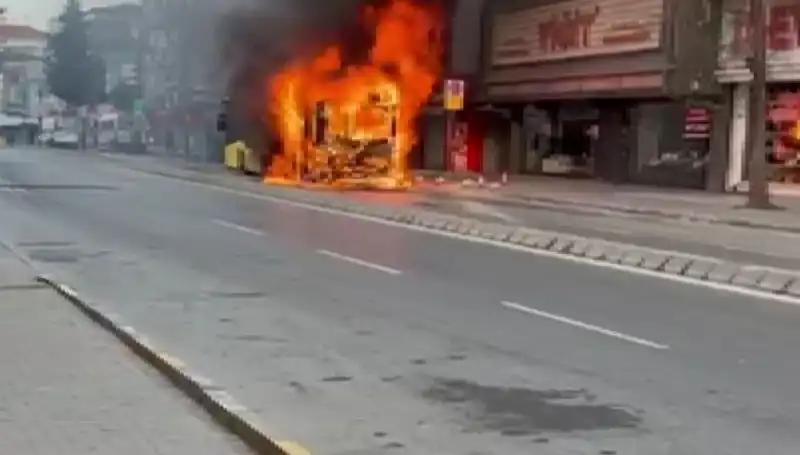 Ümraniye’de Korkutan Yangın: Mahalleye Alevler Hakim Oldu!
