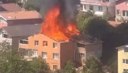 İstanbul'da Yangın Paniği: Dört Kişi Mahsur Kalınca Sirenler Çaldı