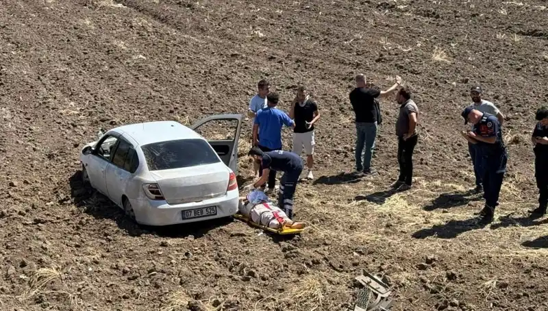 Osmaniye'de Kontrolden Çıkan Otomobil Tarlaya Uçtu: Üç Yaralı!