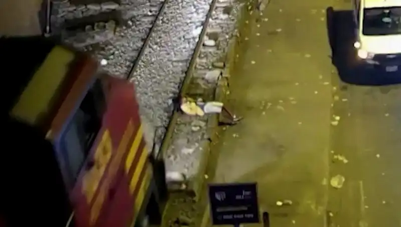 Hayatın Son Anlarında Mucizevi Bir Kurtuluş: Tren Çarpması Sonrası İnanılmaz Olay