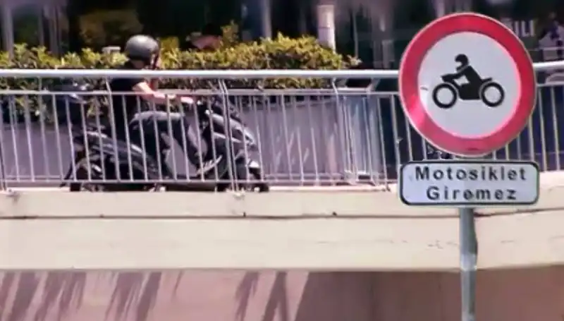 Motokuryelerin Üst Geçit İşgali: Trafikte Yaşanan Tehlikeler Artıyor
