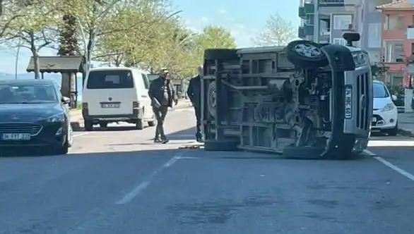 Otomobile Çarpan Araç Devrildi: İzleyenler Şok Oldu