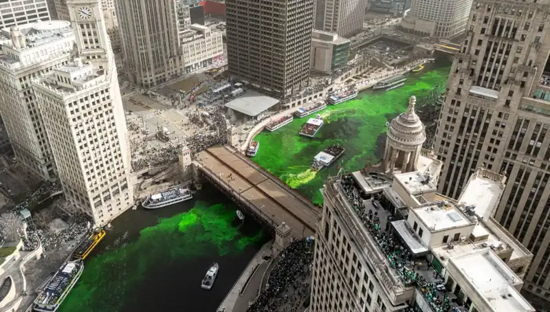 Chicago Nehri, Aziz Patrick Günü'nde Büyüleyici Yeşil Renkle Aydınlandı
