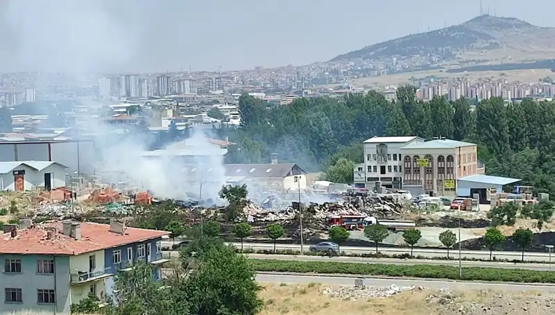 Otluk Alanda Başlayan Yangın, Depoyu Kül Etti: Felaket Görüntüleri Ortaya Çıktı