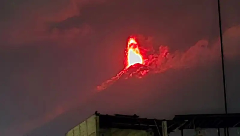 Fuego Yanardağı'nın Patlaması: 30 Bin Kişi Tahliye Ediliyor