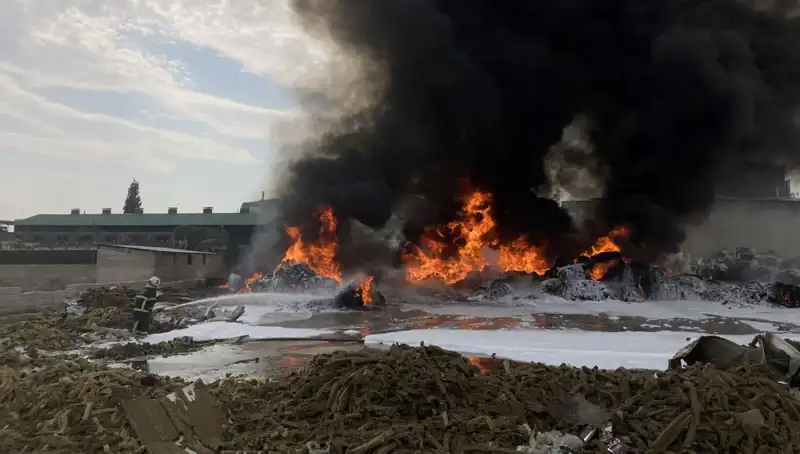 Gaziantep'te Geri Dönüşüm Tesisinde Çıkan Yangın Korkuttu