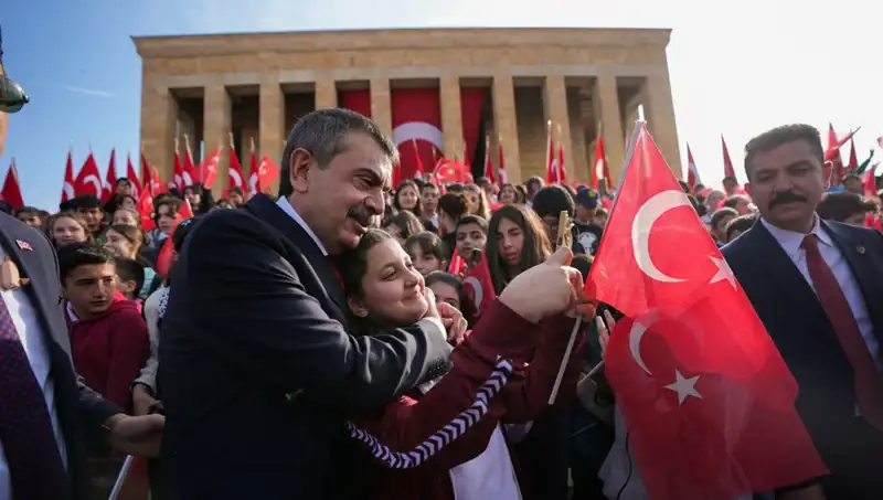 Bakan Tekin, Çocuklarla Birlikte Anıtkabir’i Ziyaret Ederek Geleceğe Umut Oldu