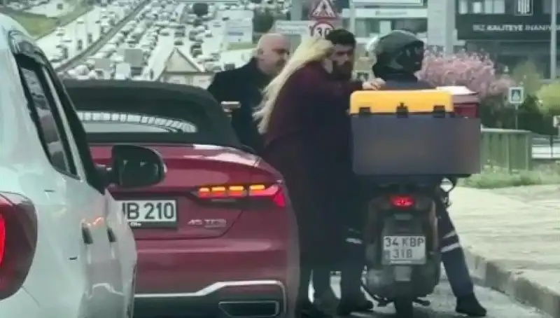 D-100'de Korku Dolu Anlar: Motokuryeye Silah Çeken Sürücü Yakalandı
