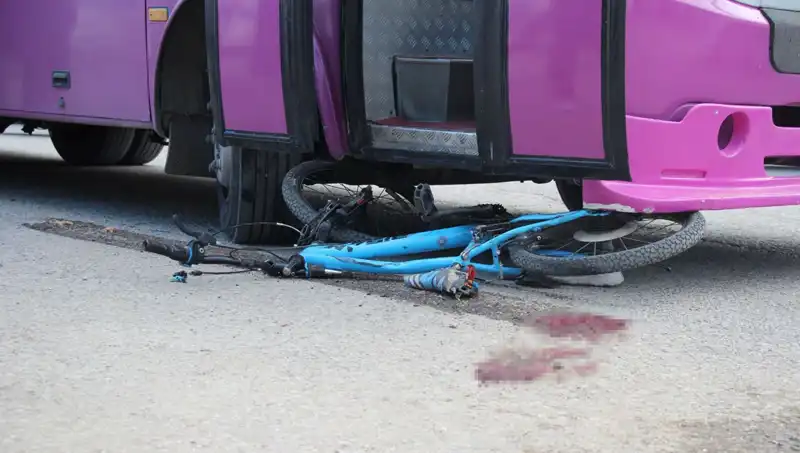 Çocuk Bisikletiyle Sokağa Fırladı, Otobüsün Altında Kaldı: Korkunç Kaza