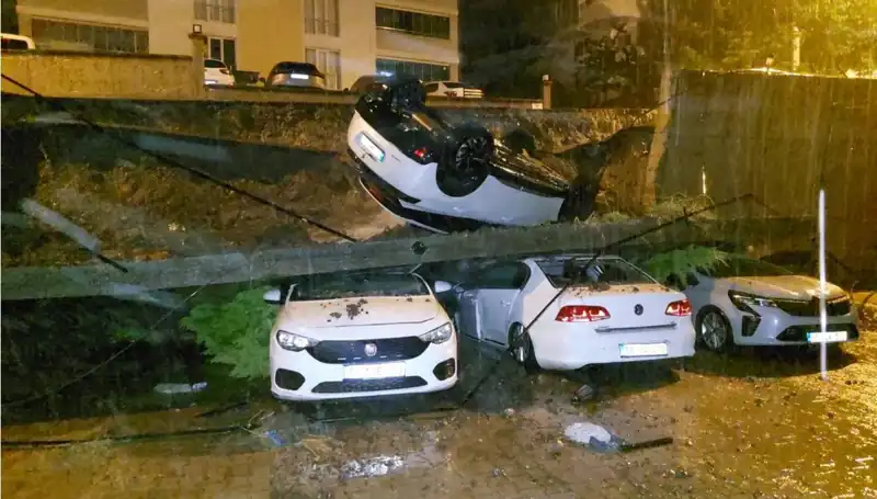 Duvarın Çökmesi Sonucu 4 Araç Kullanılamaz Hale Geldi