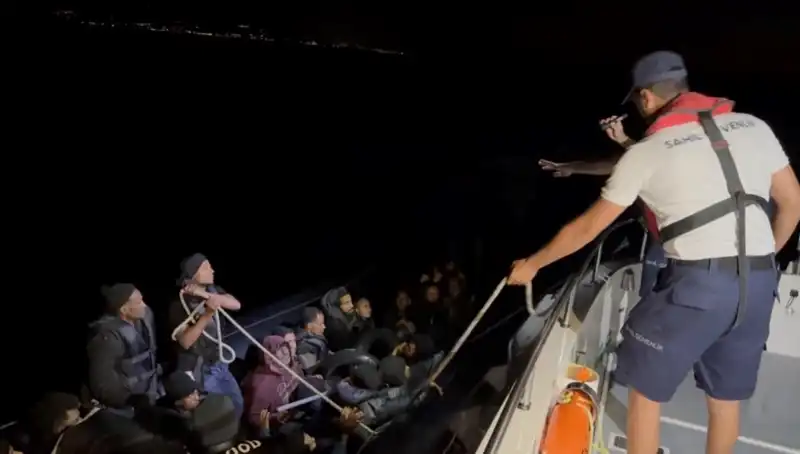 Çeşme Açıklarında Sürüklenen 42 Kaçak Göçmen Kurtarıldı: Olayın Detayları