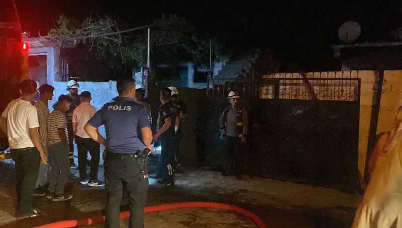 Ailesinin Evini Yakan Genç: Polis Müdahalesi ile Linçten Kurtarıldı