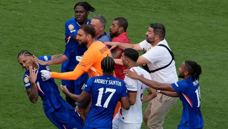 Dev Finalde Şok Gelişme: Teknik Direktörden Futbolcuya Yumruk Atıldı!