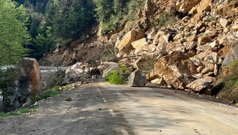 Giresun’da Fırtına Sonrası Heyelan: Ulaşım Aksamaları ve Güvenlik Önlemleri